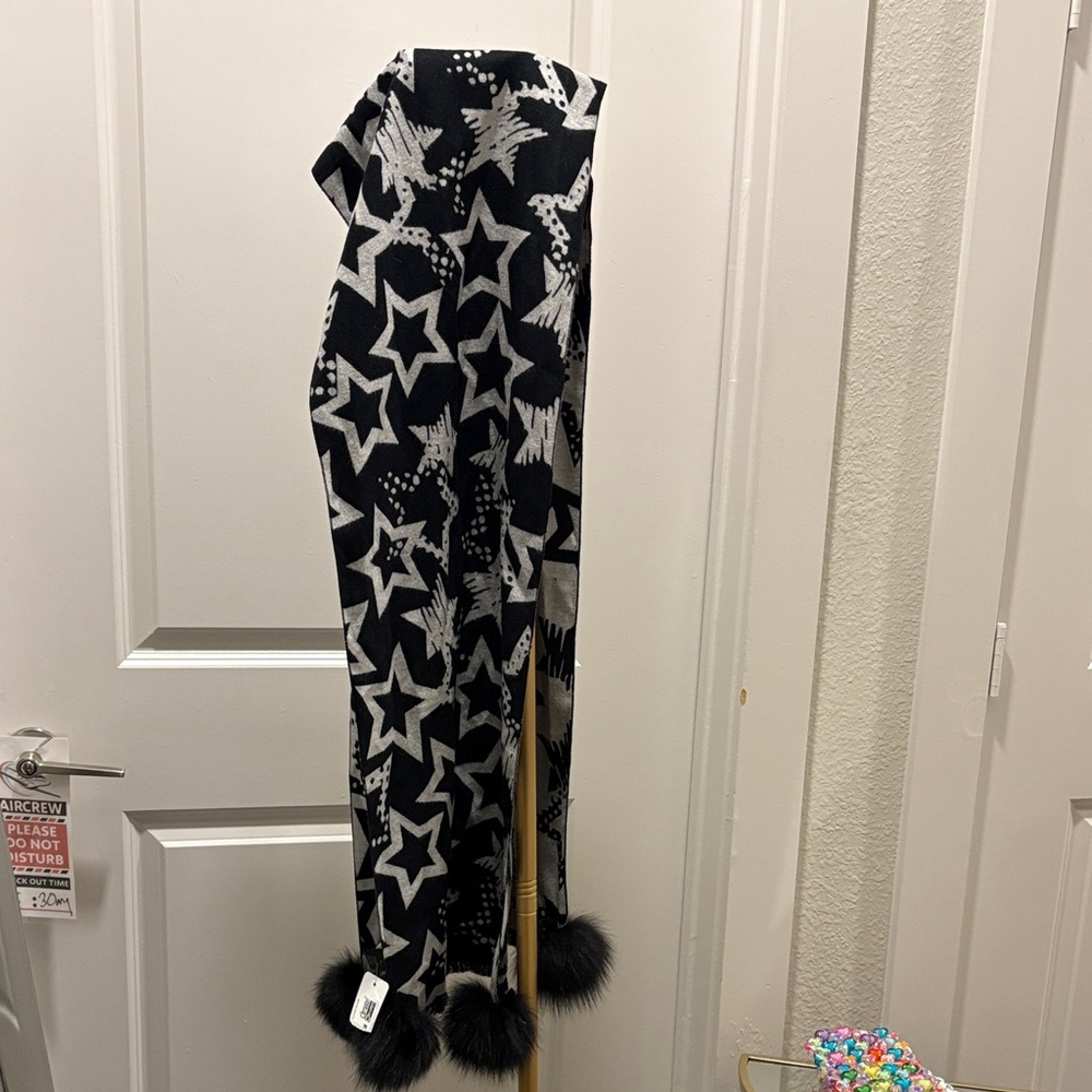 Star Patterned scarf with Black and Gray Design